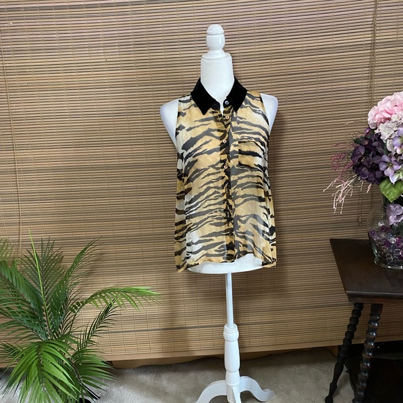 Sheer animal print blouse, velvety collar, button front, versatile - Picture 7 of 10